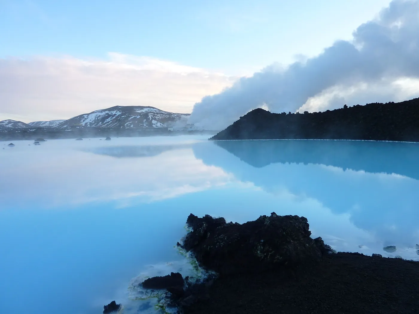 Milchig-blaues Wasser der Blauen Lagune zwischen Lavafelsen