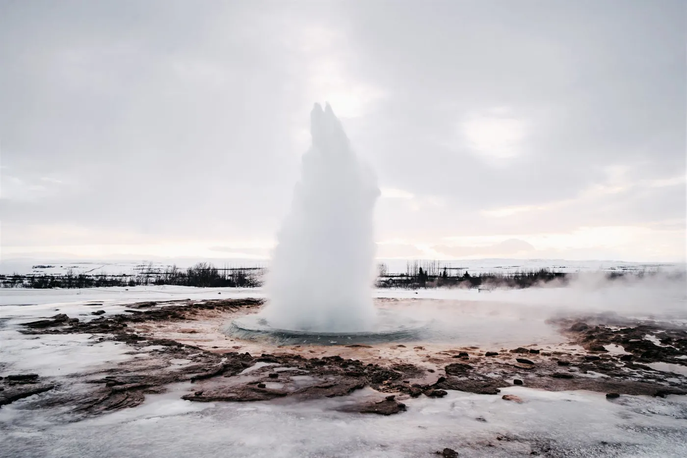 Ausbruch des Geysirs Strokkur im Winter