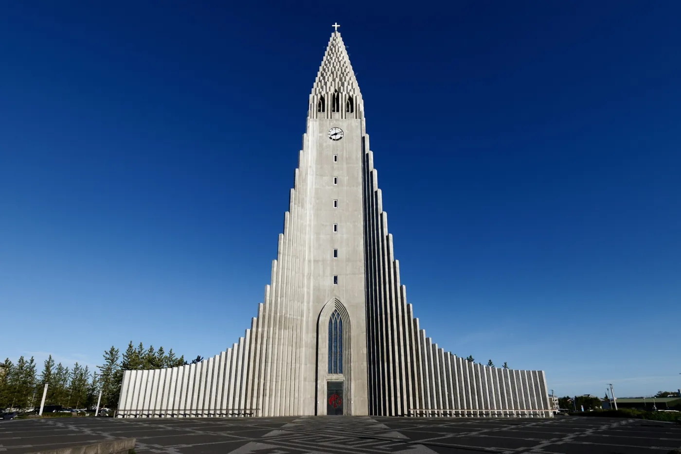 Hallgrímskirkja in Reykjavík vor blauem Himmel