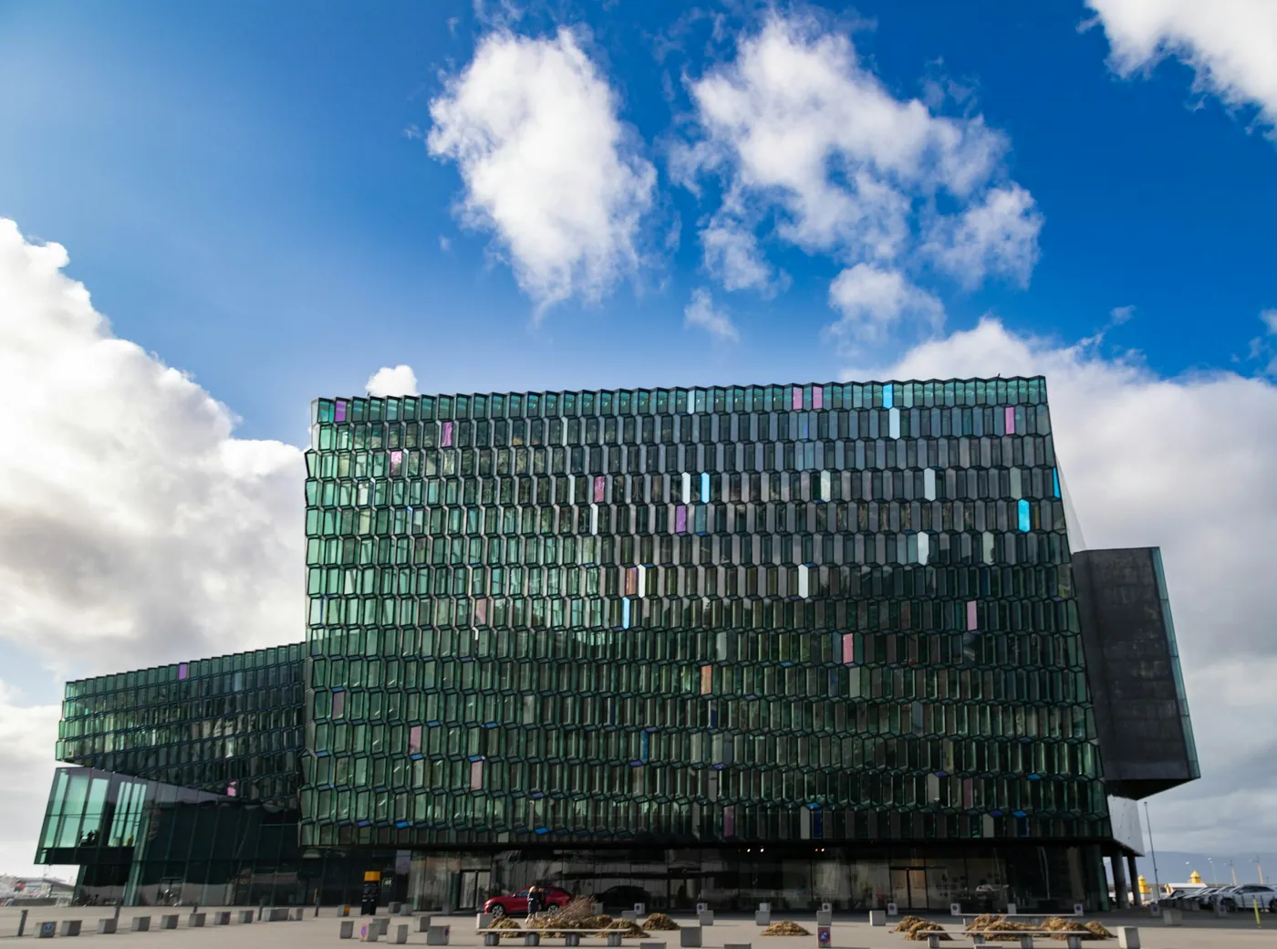 Konzerthaus Harpa mit Glasfassade in Reykjavík
