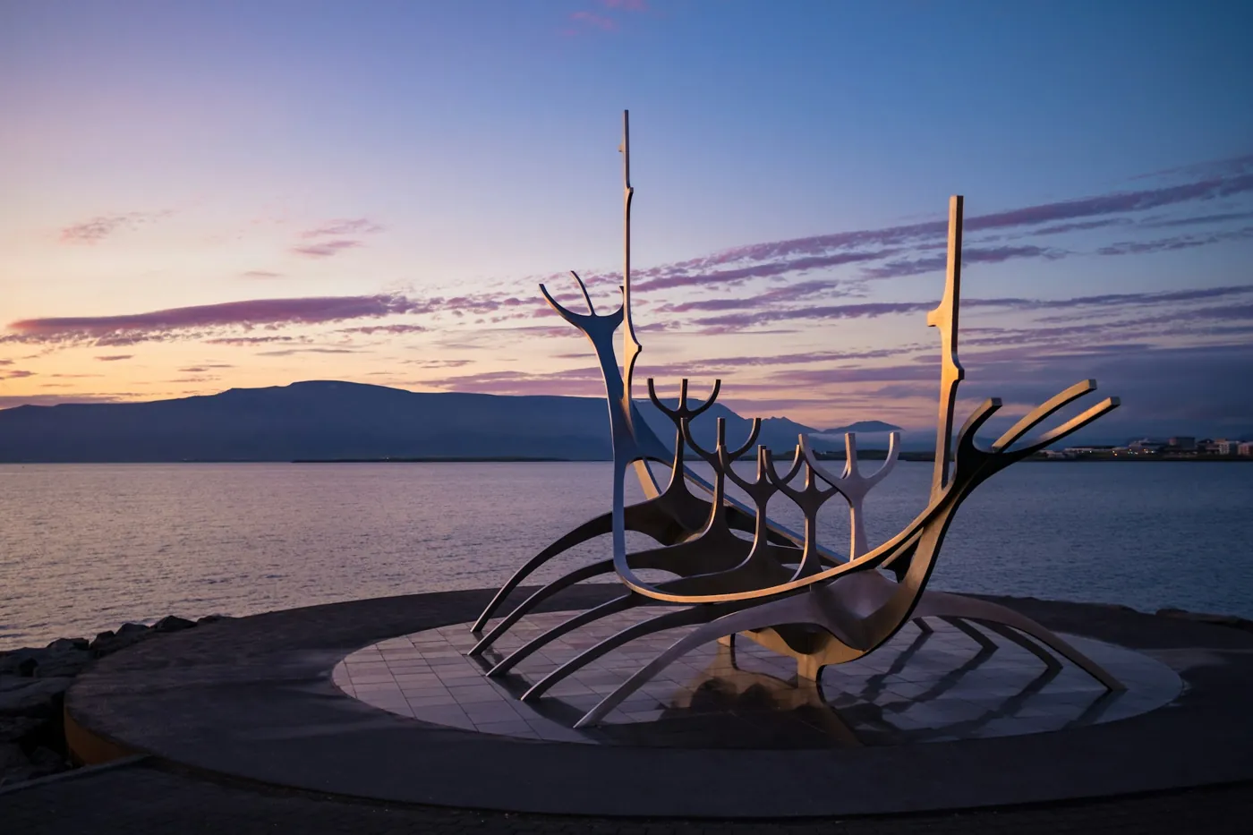 Skulptur Sólfar am Meer bei Sonnenuntergang