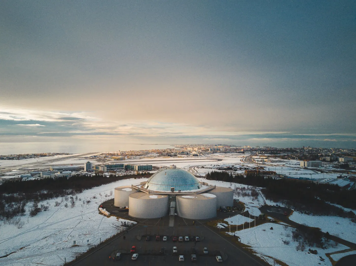 Perlan auf dem Hügel Öskjuhlíð im Schnee