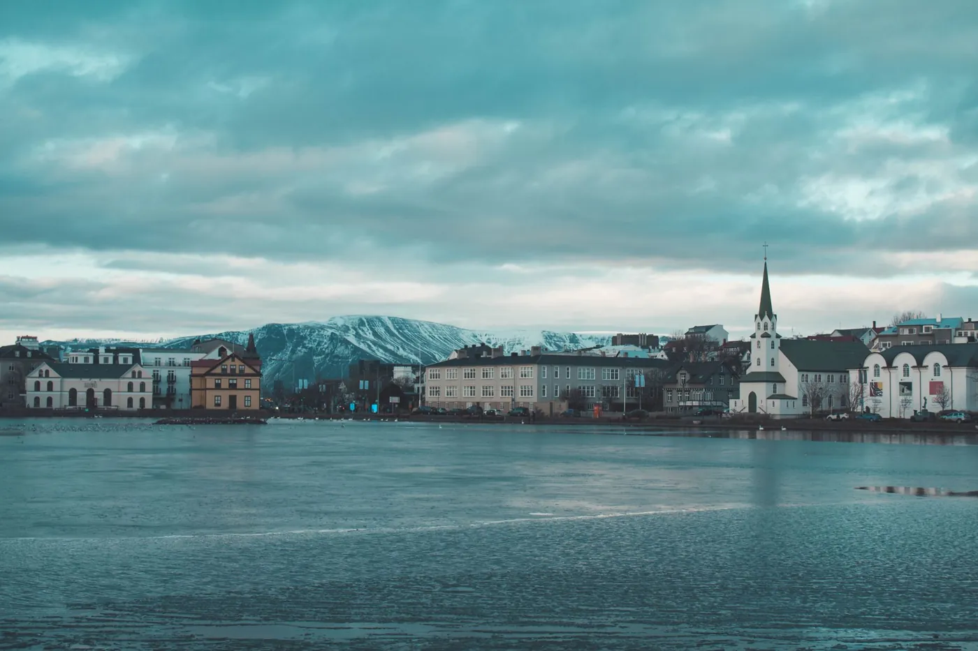Reykjavík am See Tjörnin im Winterlicht