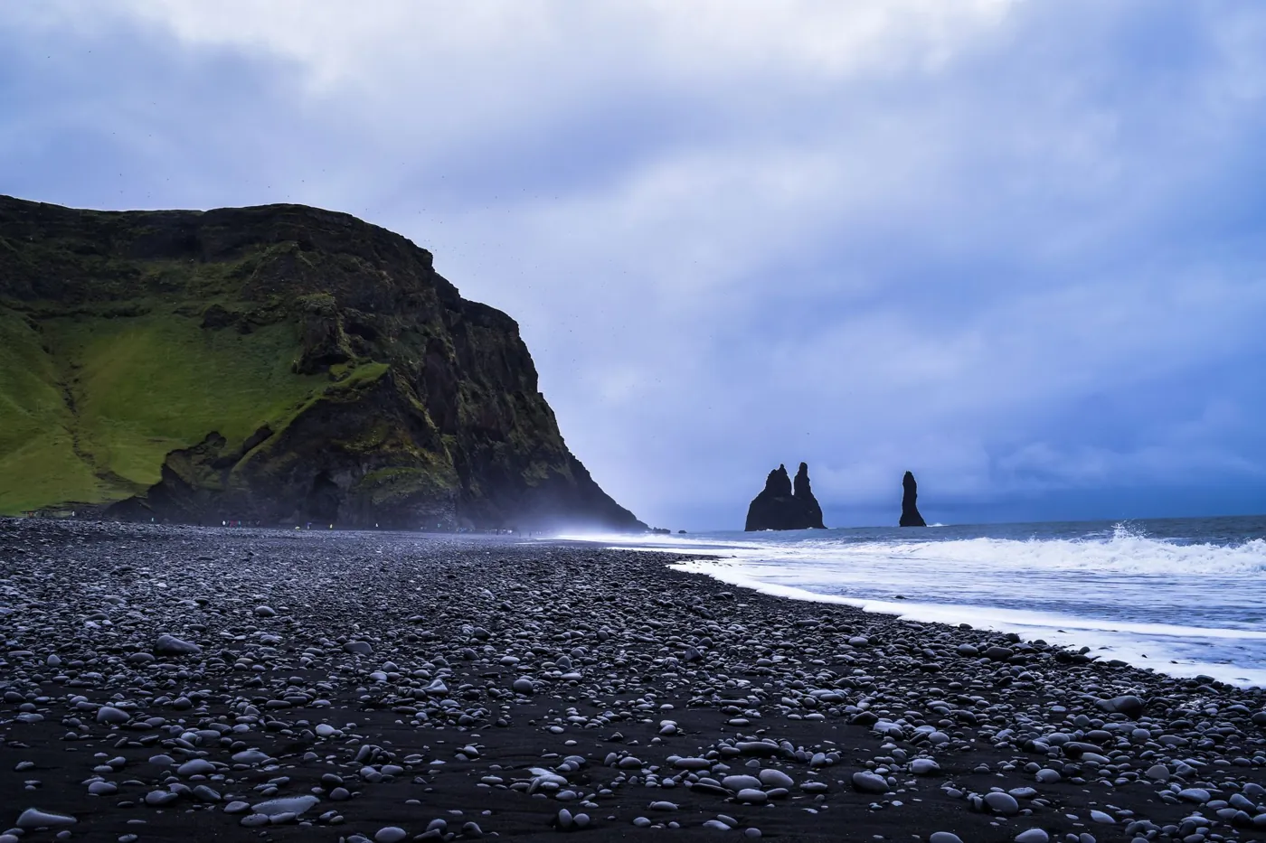 Brandung am schwarzen Strand bei Vík